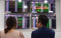 VN-Index lấy lại sắc xanh nhưng lực bán vẫn "đeo bám"