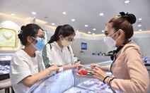Người tiêu dùng đang phải mua vàng miếng với giá đắt hơn gần 17,8 triệu đồng/lượng