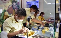 Người dân bán vàng miếng chốt lời